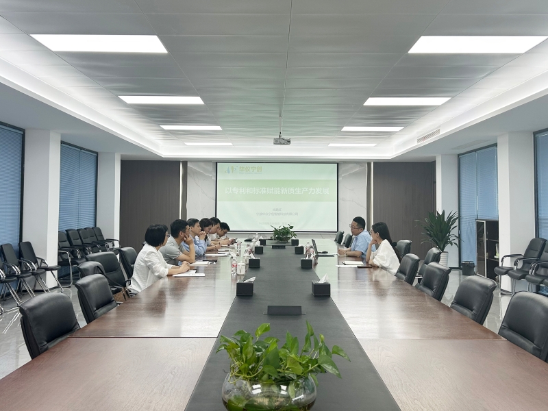 座谈会.jpg